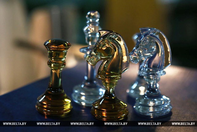 На стеклозаводе "Неман" создали хрустальные шахматы