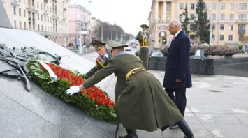 Председатель Палаты представителей Египта возложил венок к монументу Победы в Минске