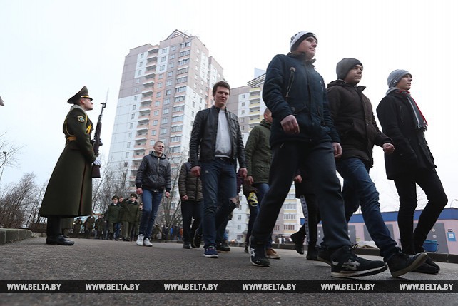 В городском военкомате Минска началась отправка в войска нового пополнения