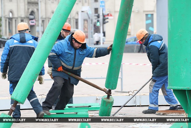 Главную елку Беларуси начали монтировать на Октябрьской площади
