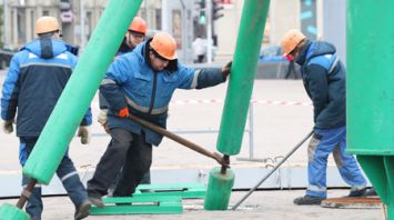 Главную елку Беларуси начали монтировать на Октябрьской площади