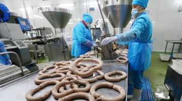 Более 350 наименований продукции производится на Слуцком мясокомбинате