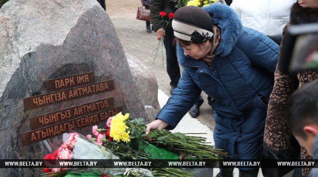 Памятный знак Чингизу Айтматову открыли в Минске