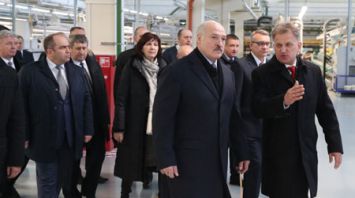 Лукашенко посетил Оршанский льнокомбинат