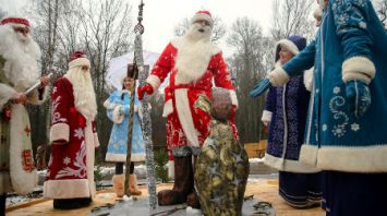 Памятный знак Новому году открыли в поместье Деда Мороза в Беловежской пуще