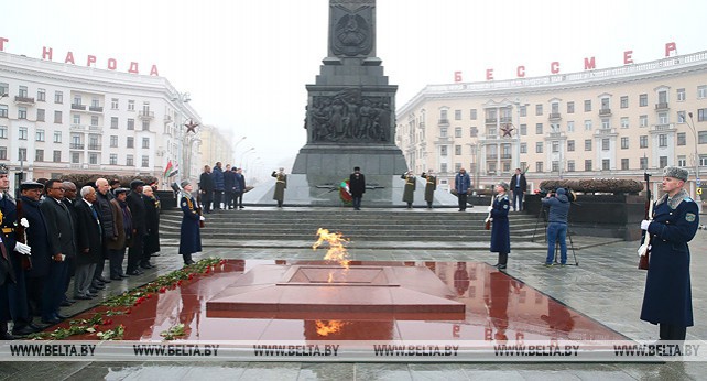 Президент Судана возложил венок к монументу Победы в Минске