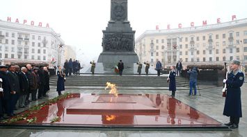 Президент Судана возложил венок к монументу Победы в Минске