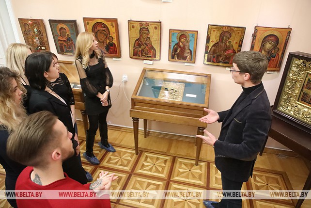 Реставратор делится тонкостями мастерства на выставке икон в Гомеле