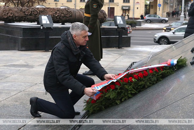 Глава Карелии возложил венок к монументу Победы в Минске