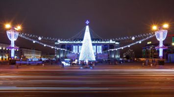 В Минске зажгли огни на новогодних елках