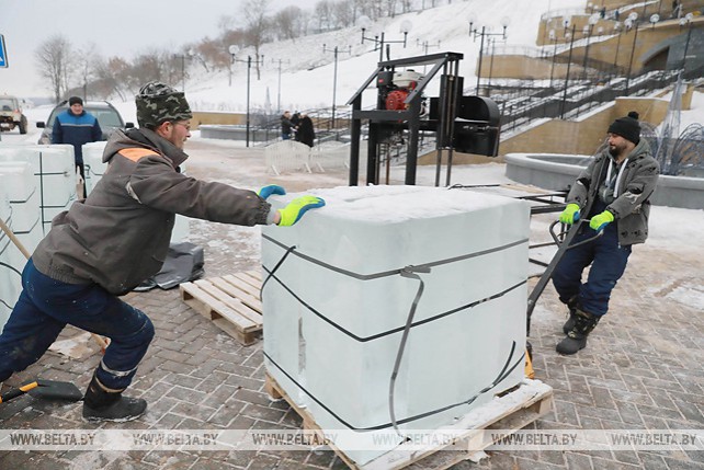 В Могилеве начали строить ледяную резиденцию Деда Мороза