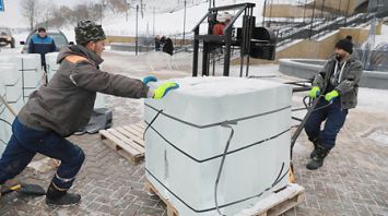 В Могилеве начали строить ледяную резиденцию Деда Мороза