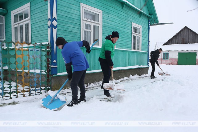 Молодежь Гродненской области помогает убирать снег пожилым сельчанам