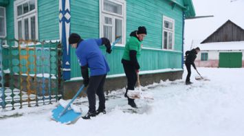 Молодежь Гродненской области помогает убирать снег пожилым сельчанам