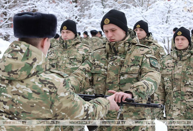 Новому пополнению внутренних войск в Витебске вручили боевое оружие