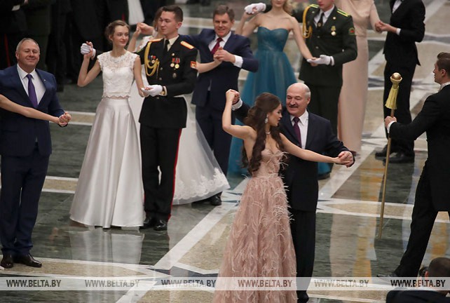 Лукашенко станцевал вальс с мисс Беларусь на республиканском балу во Дворце Независимости