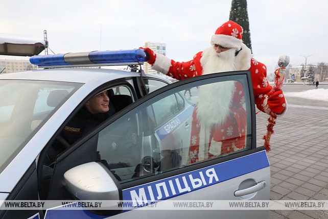 Дед Мороз передал новые автомобили лучшим участковым инспекторам