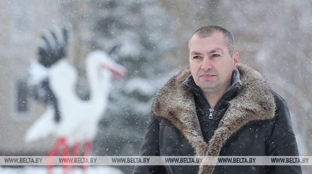 Художник-самоучка из Руденска 20 лет творит скульптурную сказку для сирот