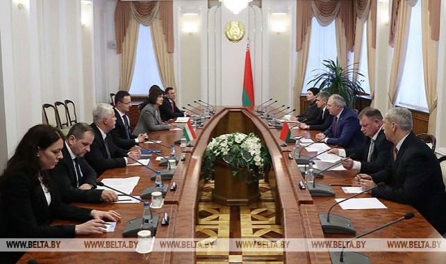 Румас встретился с министром иностранных дел и внешней торговли Венгрии