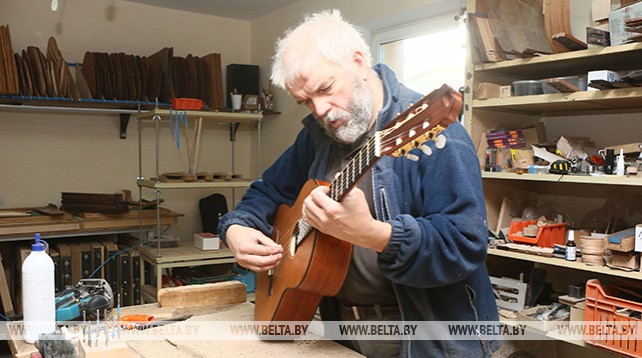 Мастер из Гродно более 20 лет создает гитары и цимбалы
