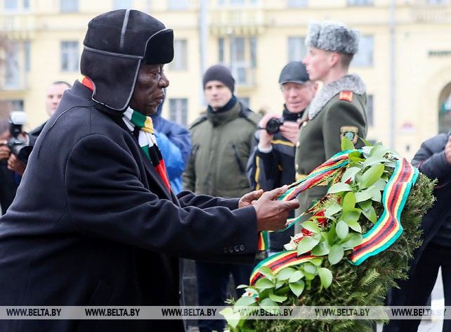 Президент Зимбабве возложил венок к монументу Победы в Минске
