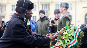 Президент Зимбабве возложил венок к монументу Победы в Минске