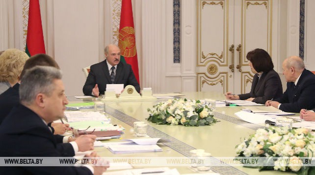 Новая редакция закона о госслужбе рассмотрена на совещании у Лукашенко