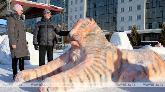 Снежные фигуры украсили площадь Победы в Витебске