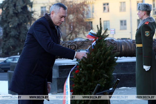 Губернатор Новосибирской области возложил венок к монументу Победы в Минске