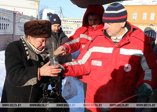 Красный Крест выдает горячее питание и одежду бездомным в Витебске