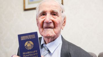 100-летнему брестчанину вручили новый паспорт