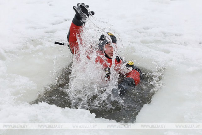 Лучших бойцов МООП Витебской области научили спасать терпящих бедствие на льду