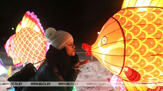 Фестиваль китайских фонарей открылся в Ботаническом саду