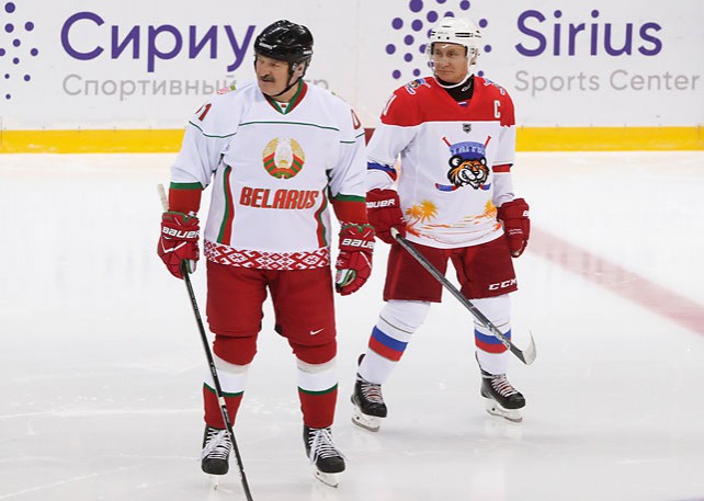Путин и Лукашенко в Сочи сыграли в хоккей