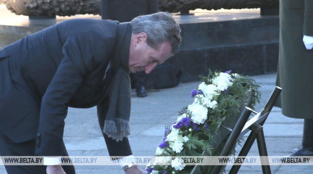 Еврокомиссар Эттингер возложил венок к монументу Победы в Минске