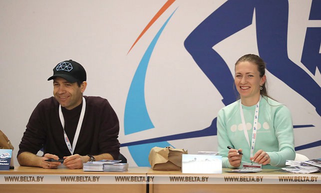 Звезды биатлона провели автограф-сессию в "Раубичах"