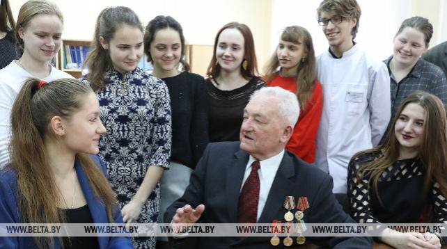 Ветерана войны Михаила Яблонского поздравили с Днем защитников Отечества
