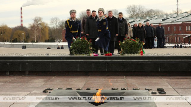 Церемония возложения венков к Вечному огню Брестской крепости прошла в День защитников Отечества