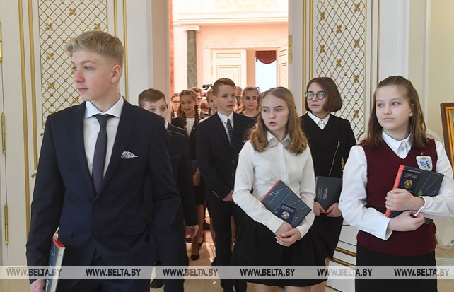 Юные граждане Беларуси побывали с экскурсией во Дворце Независимости
