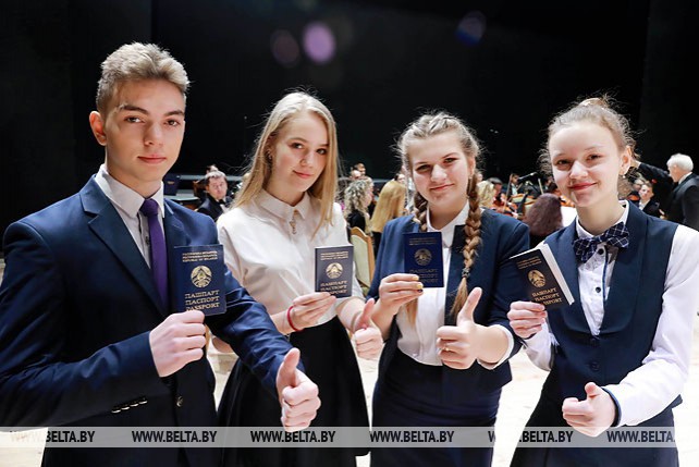 Доманевский вручил паспорта юным жителям Могилевской области