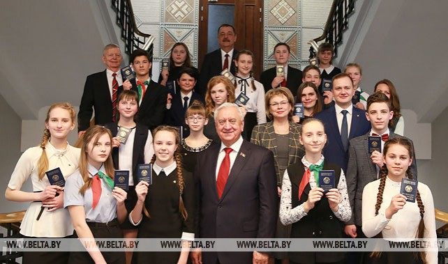 Мясникович вручил паспорта юным гражданам Беларуси