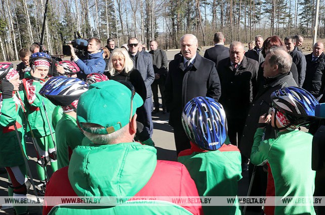 Лукашенко осмотрел лыжероллерную трассу в Барановичском районе