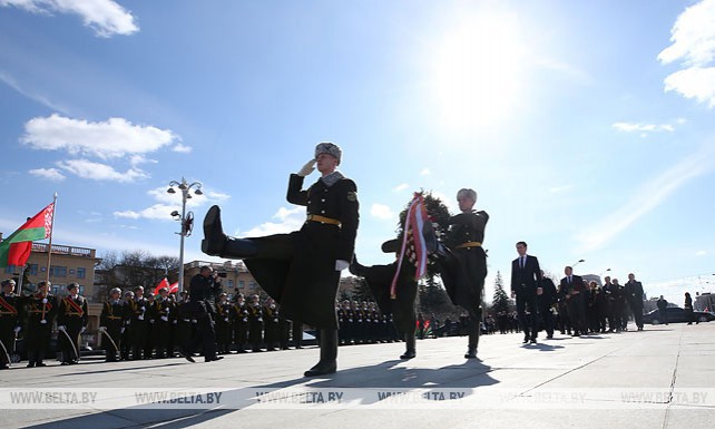 Федеральный канцлер Австрии возложил венок к монументу Победы в Минске