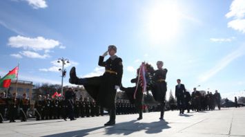 Федеральный канцлер Австрии возложил венок к монументу Победы в Минске