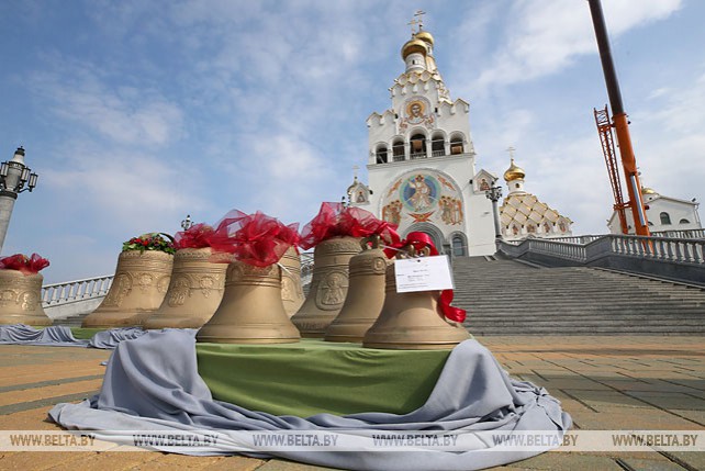 На звонницу Храма-памятника в честь Всех Святых в Минске начали поднимать 13 колоколов