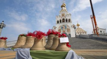 На звонницу Храма-памятника в честь Всех Святых в Минске начали поднимать 13 колоколов