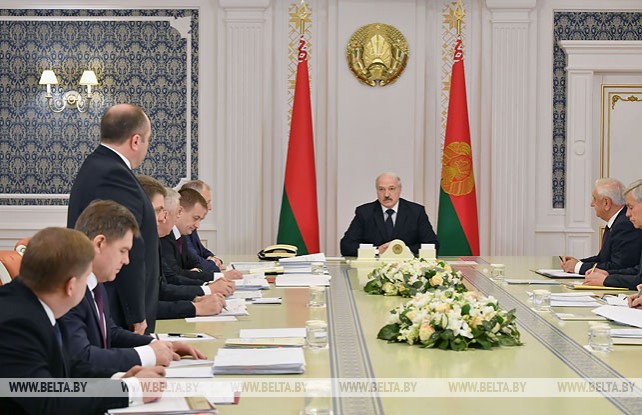Лукашенко провел совещание с экономическим блоком правительства