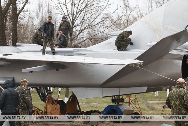 Фронтовой бомбардировщик Су-24 устанавливают в Гомеле