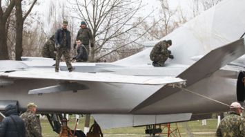 Фронтовой бомбардировщик Су-24 устанавливают в Гомеле