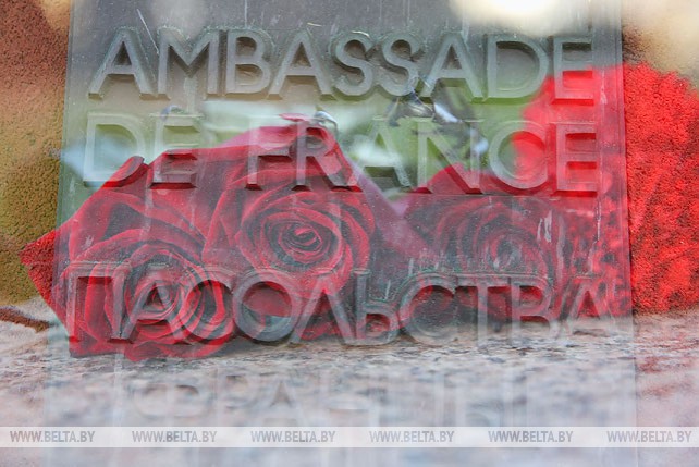 Белорусы несут цветы к посольству Франции в Минске
